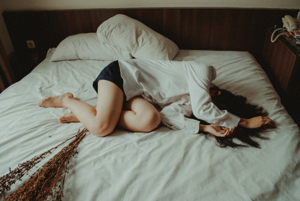 ベッドに横たわる女性
