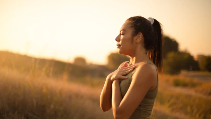 深呼吸をする女性