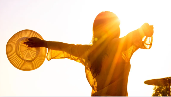 両手を広げる女性