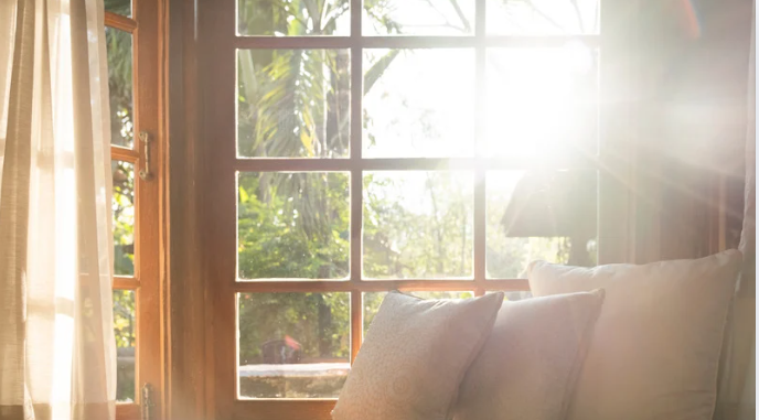 朝日を浴びる女性