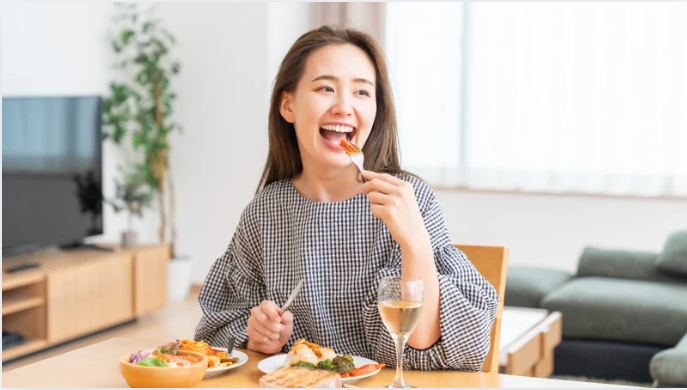 食事をする女性